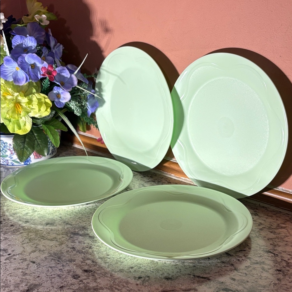 Tupperware Light Green Dinner Plate Set